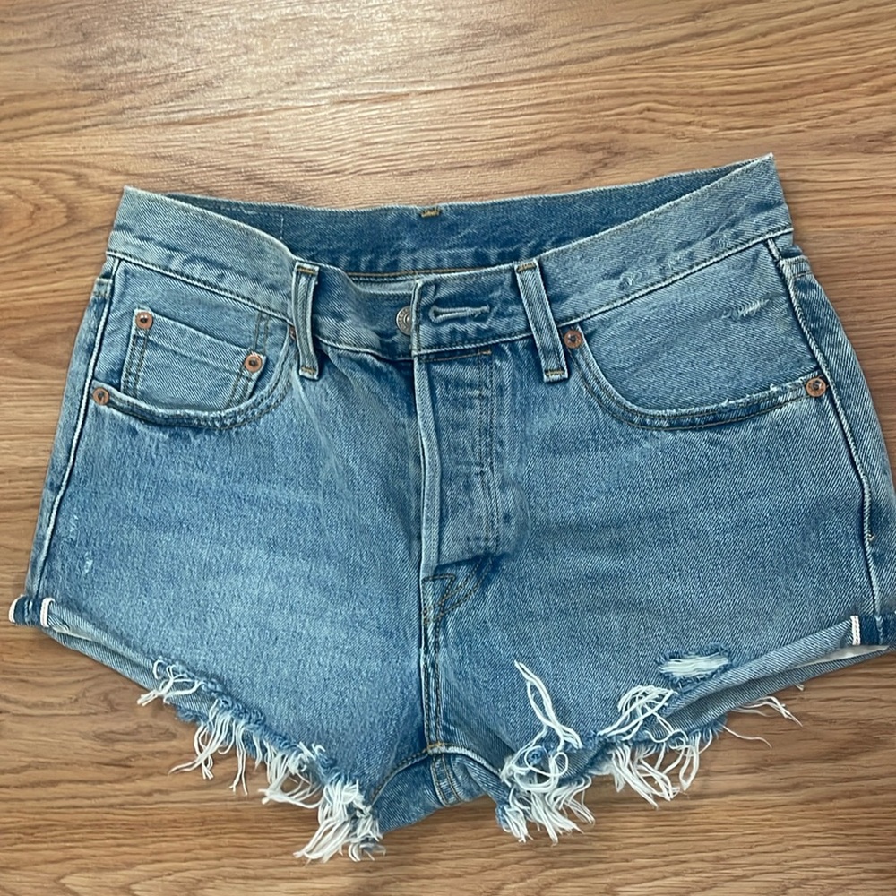 Levi’s mid waist shorts size 26. Read caption ⬇️
